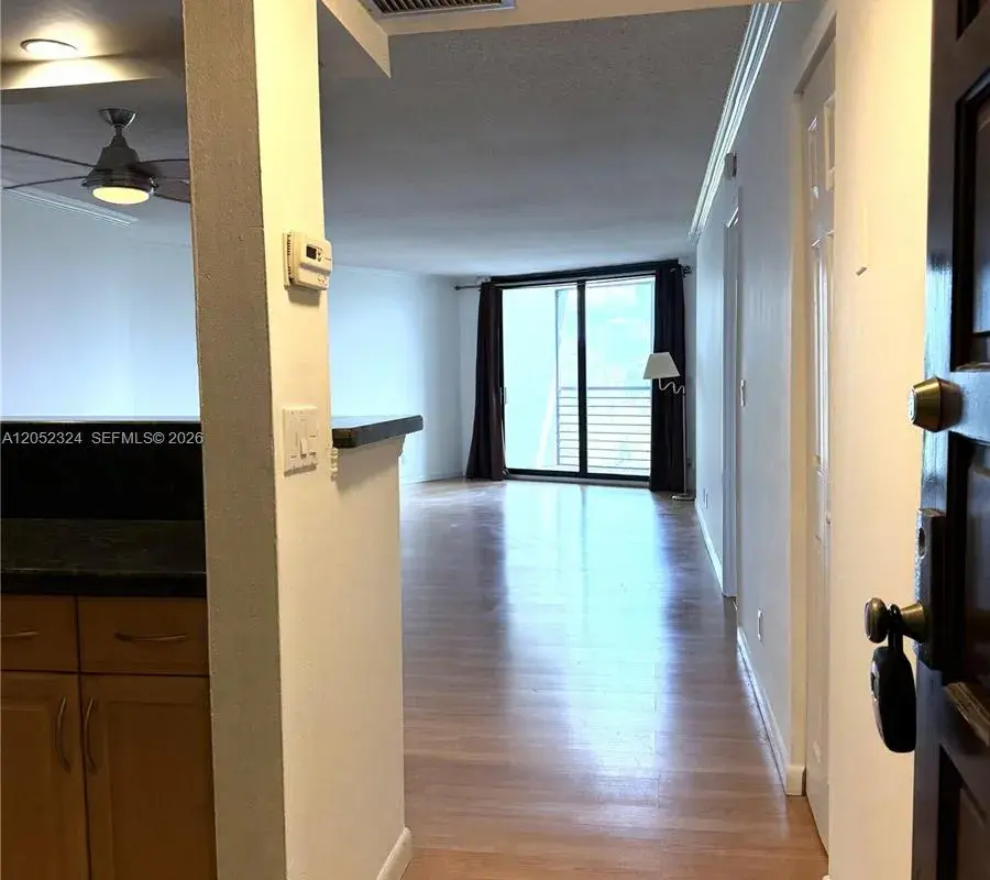 3800 N Hills Dr # 401, Hollywood FL 33021