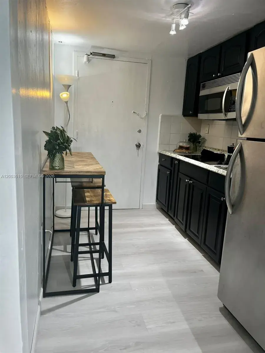 1 bath Residential for sale at 18071 Biscayne Blvd # 1402, Aventura FL 33160