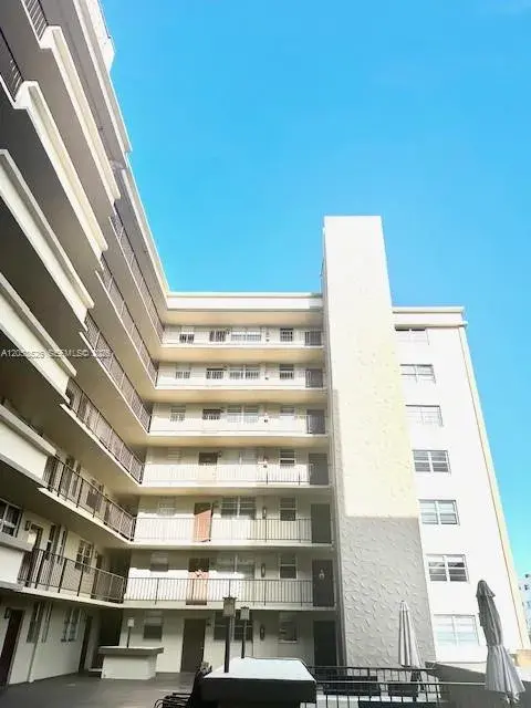 2 bedroom 2 bath Residential for sale at 1811 Jefferson St # 210, Hollywood FL 33020
