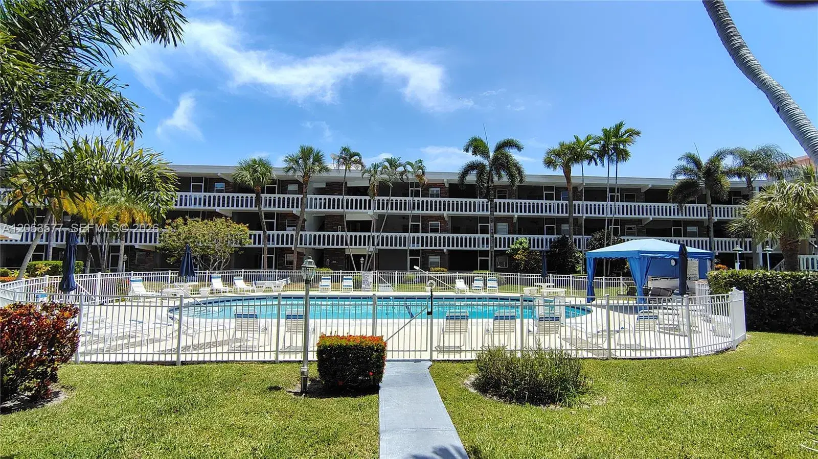 1 bedroom 1 bath Residential for sale at 201 NE 14th Ave # 5C, Hallandale Beach FL 33009