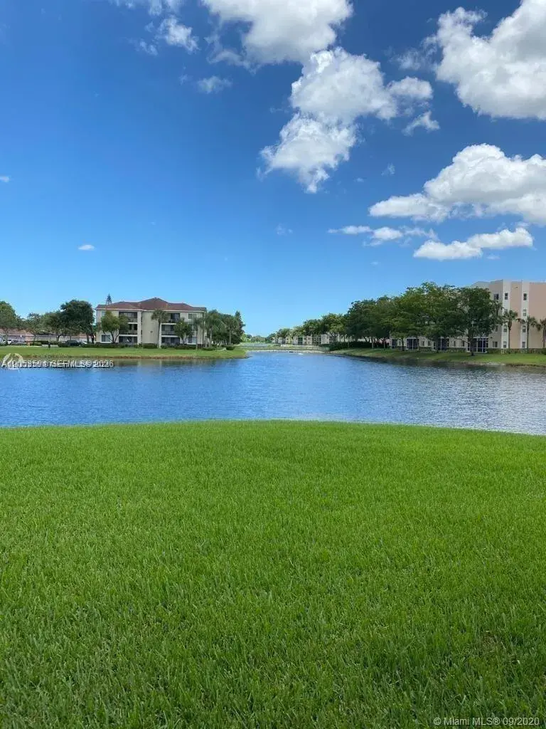 7980 N Nob Hill Rd # 102, Tamarac FL 33321