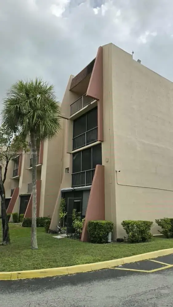 2 bedroom 2 bath Residential for sale at 13707 Kendale Lakes Cir, Miami FL 33183