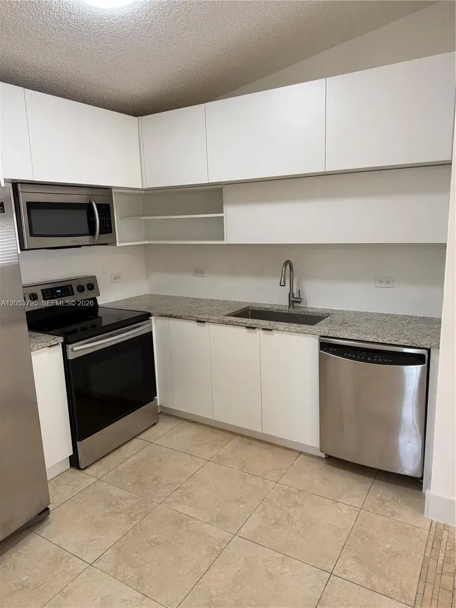 2 bedroom 1 bath Residential Lease for rent at 3600 N 56th Ave # 115, Hollywood FL 33021
