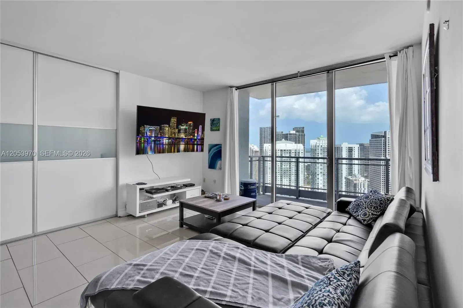 2 bedroom 2 bath Residential Lease for rent at 90 SW 3rd St # 4403, Miami FL 33130