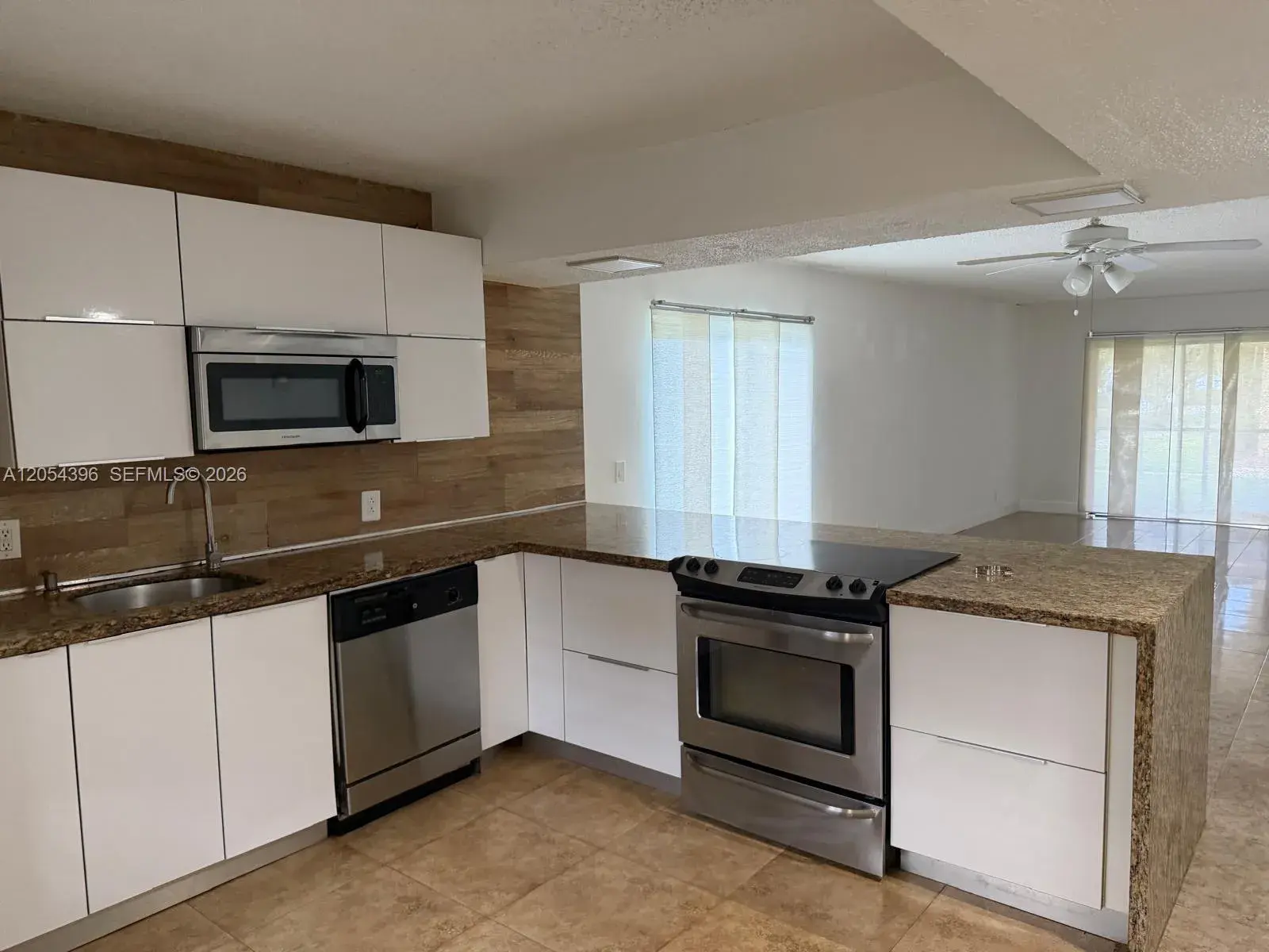 178 Lakeview Dr # 101, Weston FL 33326