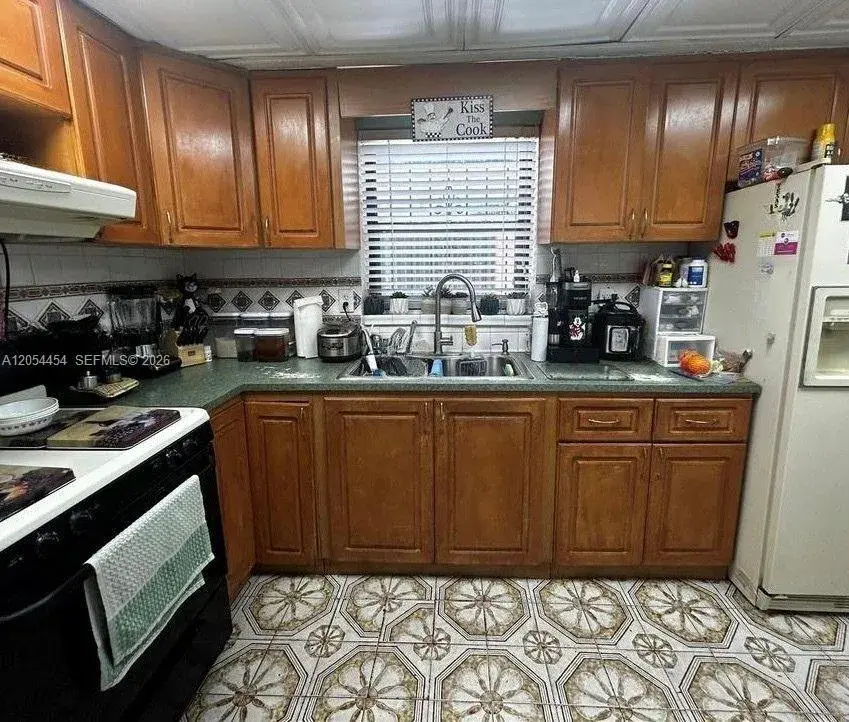 890 E 28th St, Hialeah FL 33013