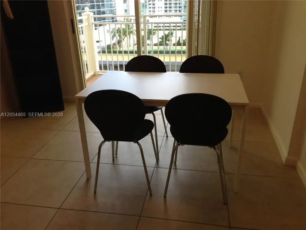 185 SE 14 TER # 2012, Miami FL 33131