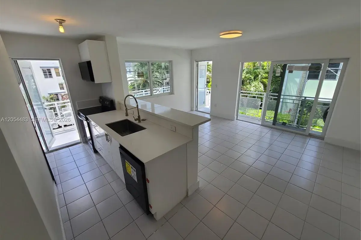901 10th St # 8, Miami Beach FL 33139