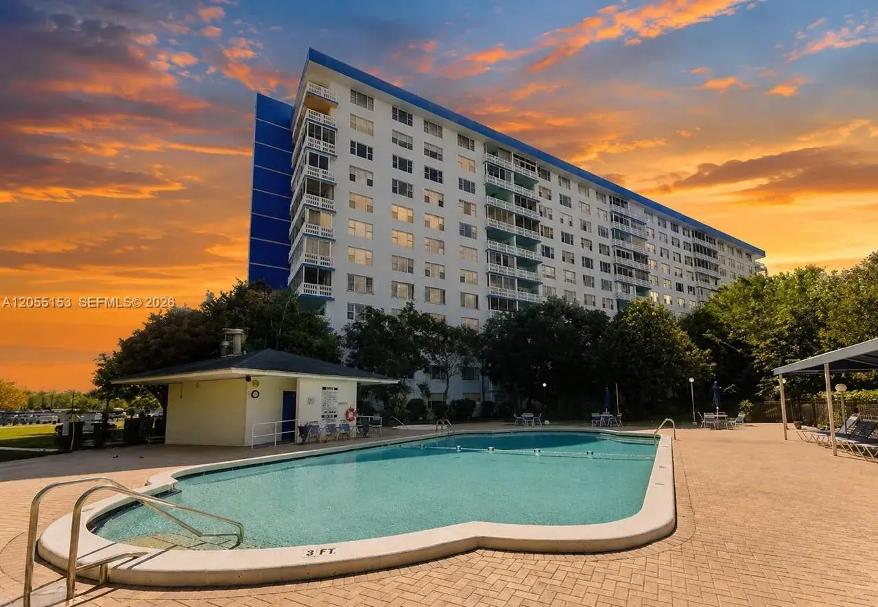 1 bedroom 1 bath Residential for sale at 4001 Hillcrest Dr # 614, Hollywood FL 33021