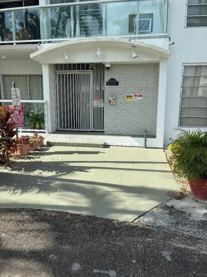 2 bedroom 1 bath Residential Lease for rent at 1600 NE 114th St # 106, Miami FL 33181