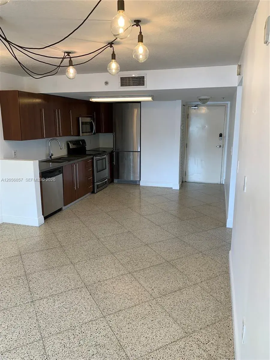 498 SW 2nd St # 2C, Miami FL 33130