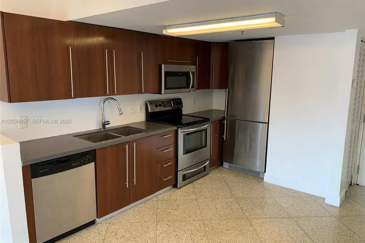 498 SW 2nd St # 2C, Miami FL 33130