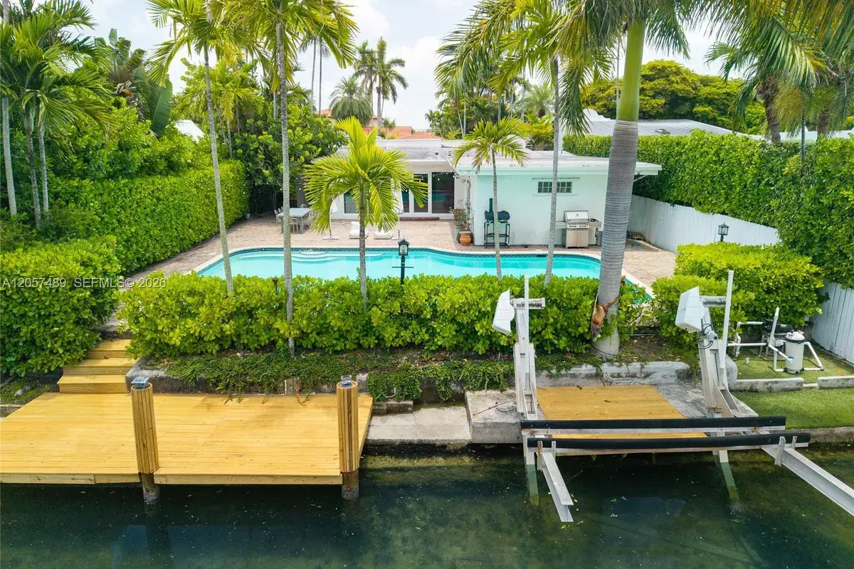 1777 Daytonia Rd, Miami Beach FL 33141