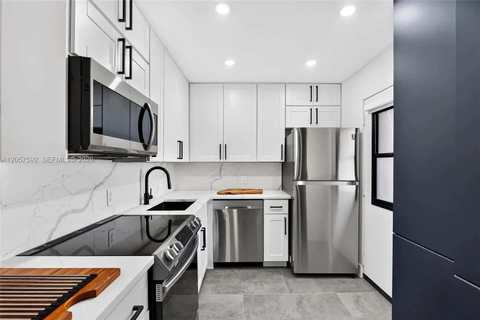 2 bedroom 2 bath Residential Lease for rent at 3301 N Country Club Dr # 101, Aventura FL 33180