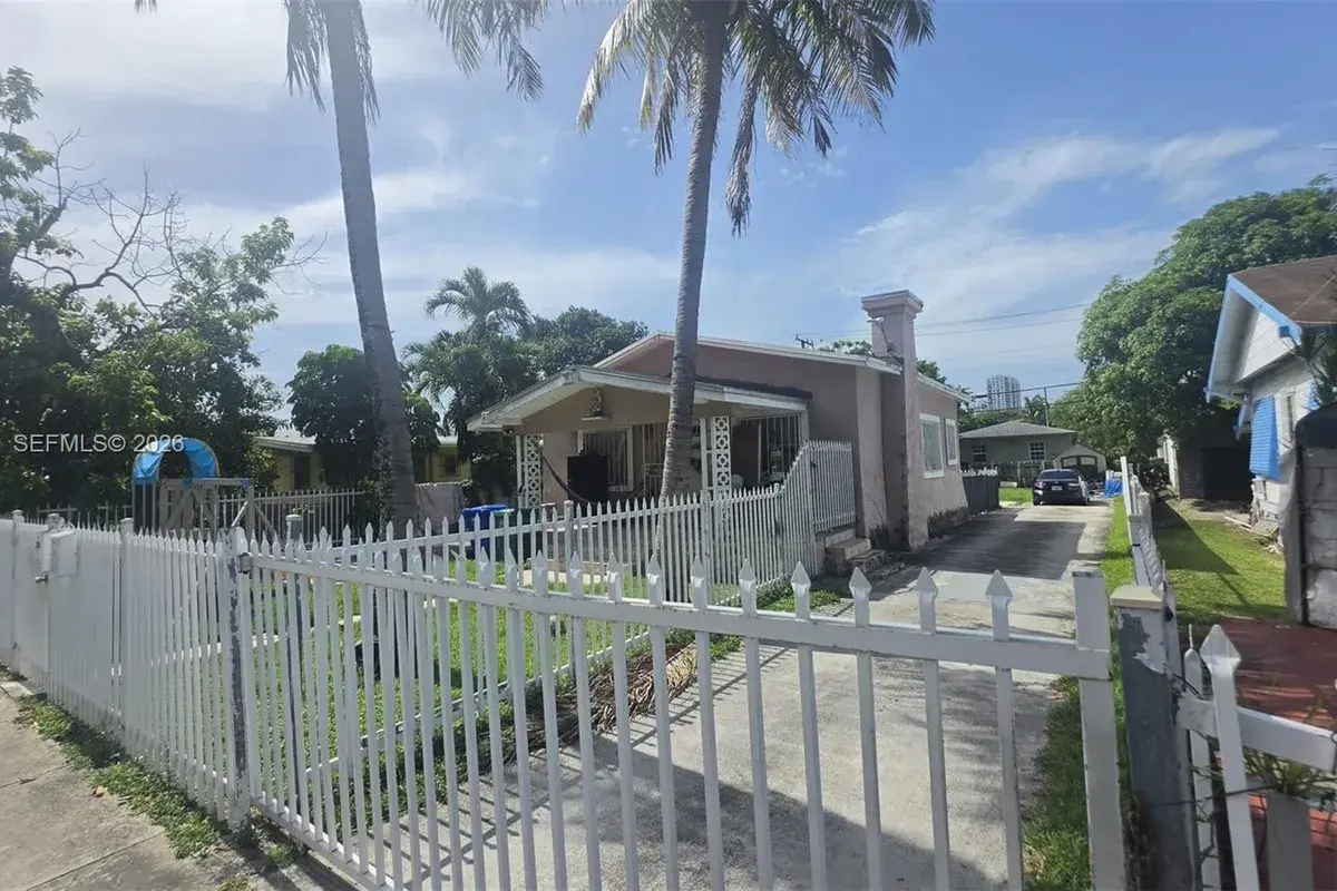 1888 NW 18th St, Miami FL 33125