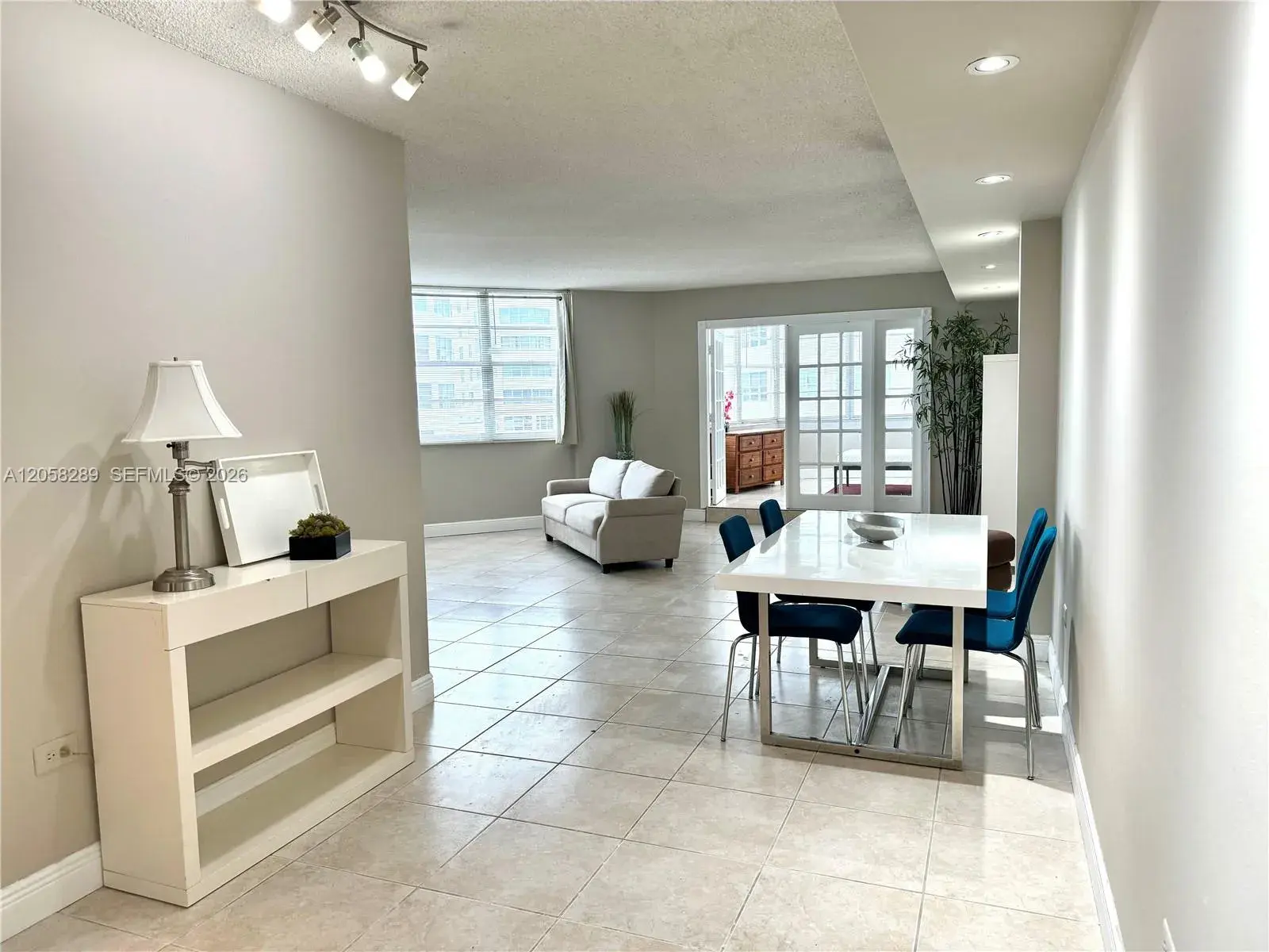 2 bedroom 2 bath Residential Lease for rent at 801 Brickell Bay Dr # 465, Miami FL 33131