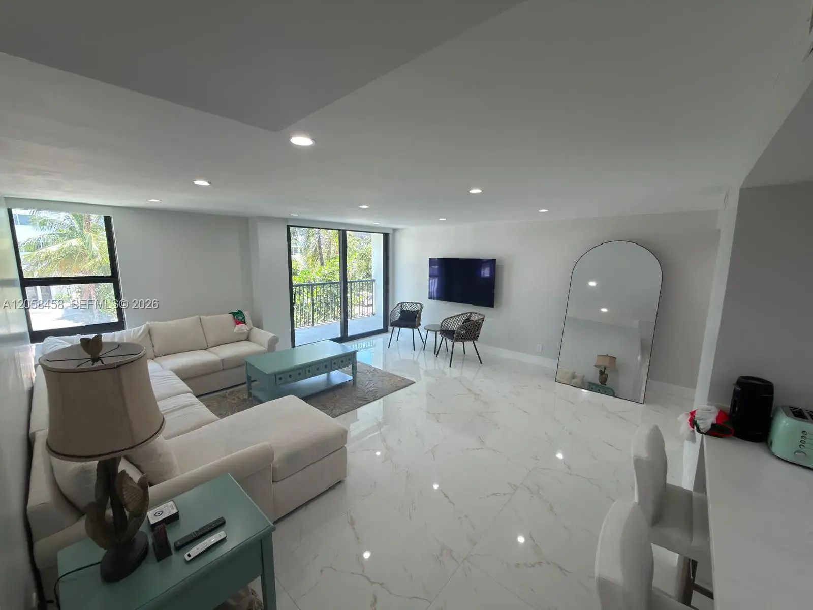 2 bedroom 2 bath Residential Lease for rent at 1800 Collins Ave # 3H, Miami Beach FL 33139