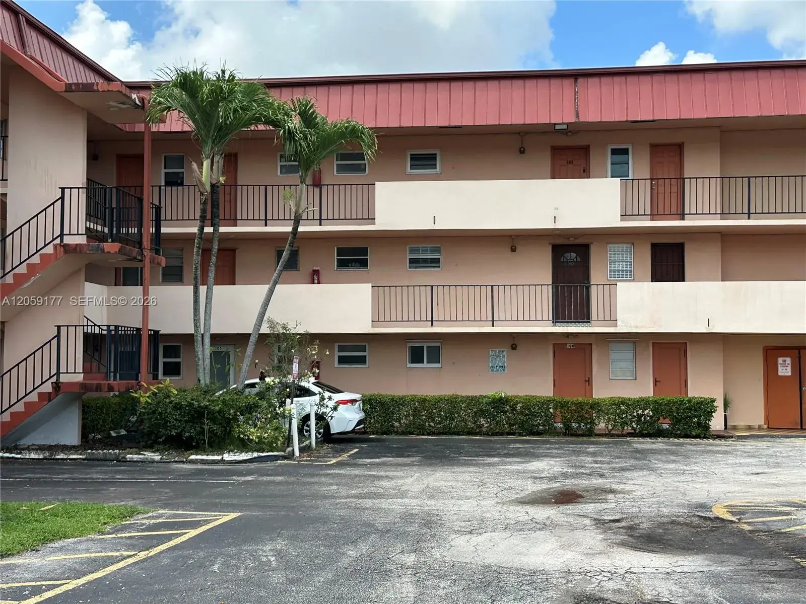 1 bedroom 1 bath Residential for sale at 19001 NE 14th Ave # 121, Miami FL 33179