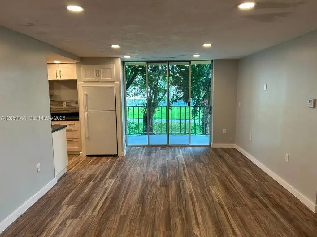 9320 Fontainebleau Blvd # 214, Miami FL 33172