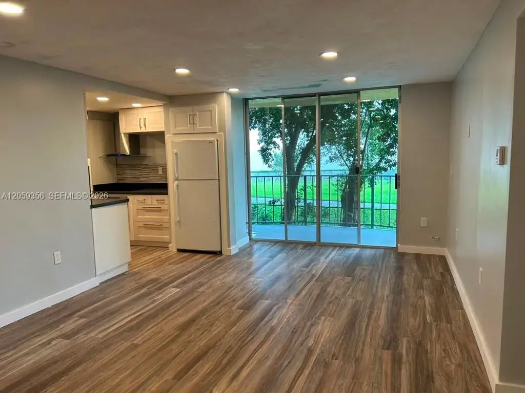 9320 Fontainebleau Blvd # 214, Miami FL 33172