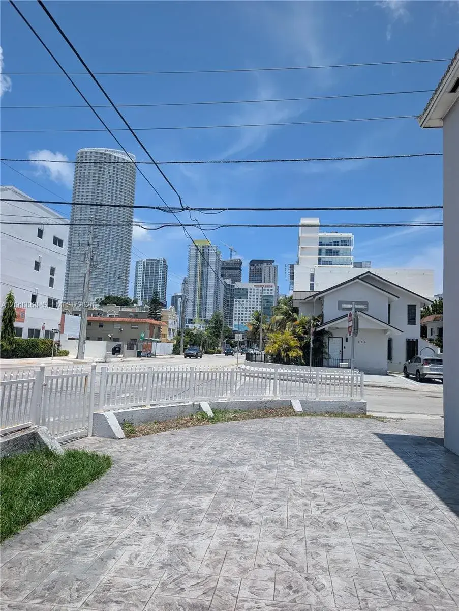 2 bedroom 2 bath Residential Lease for rent at 500 SW 7th St, Miami FL 33130