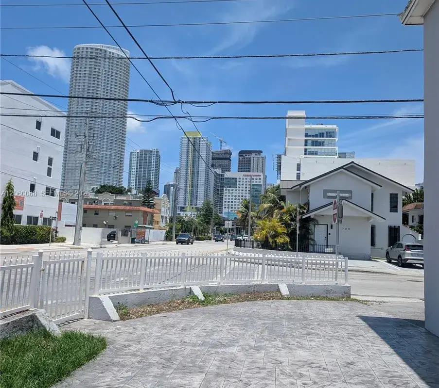 500 SW 7th St, Miami FL 33130