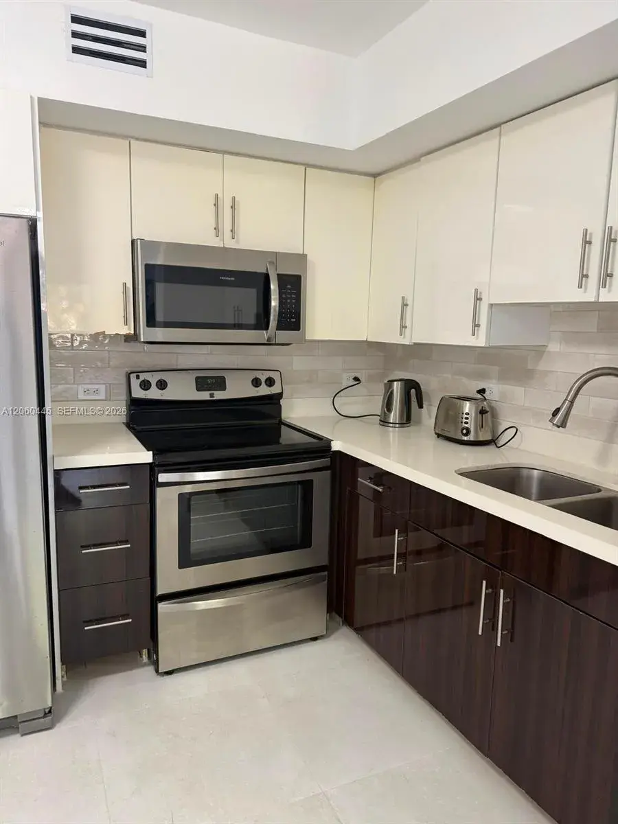 2 bedroom 1 bath Residential Lease for rent at 3680 N 56th Ave # 823, Hollywood FL 33021