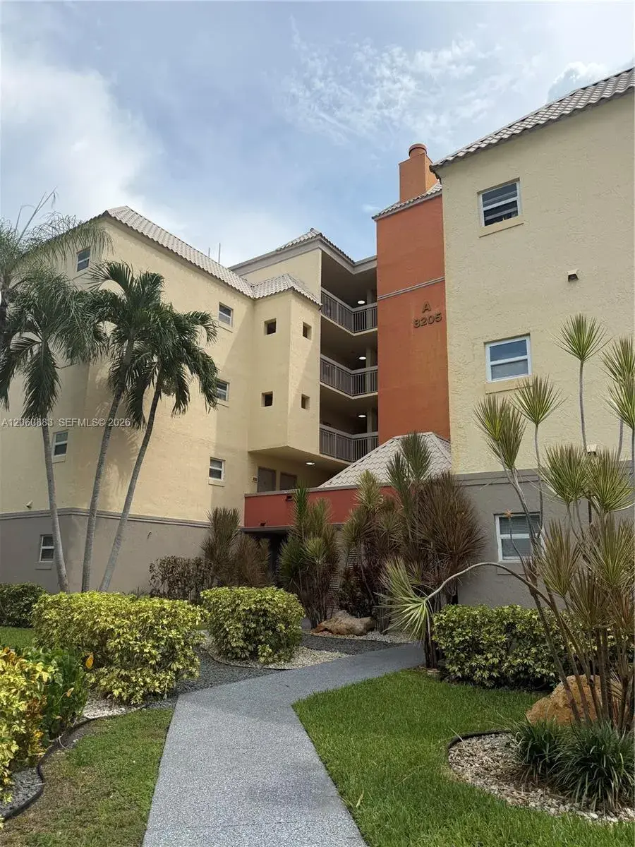 2 bedroom 2 bath Residential for sale at 8205 Lake Dr # 306, Doral FL 33166