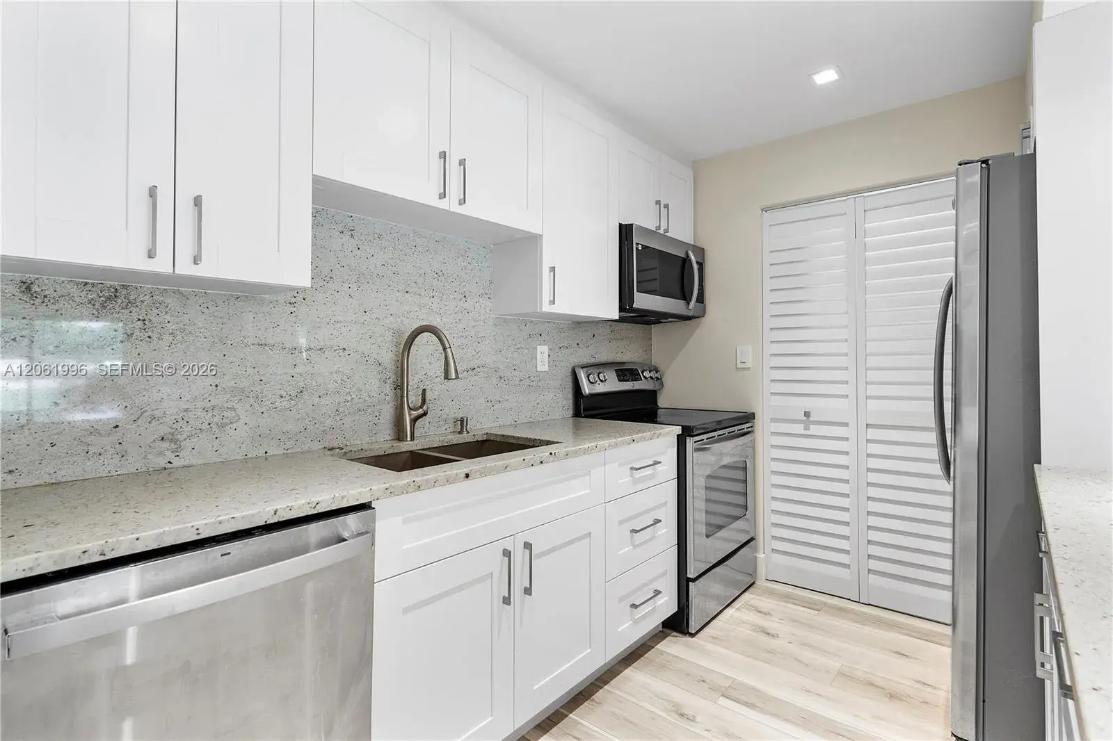 230 Lakeview Dr # 106, Weston FL 33326