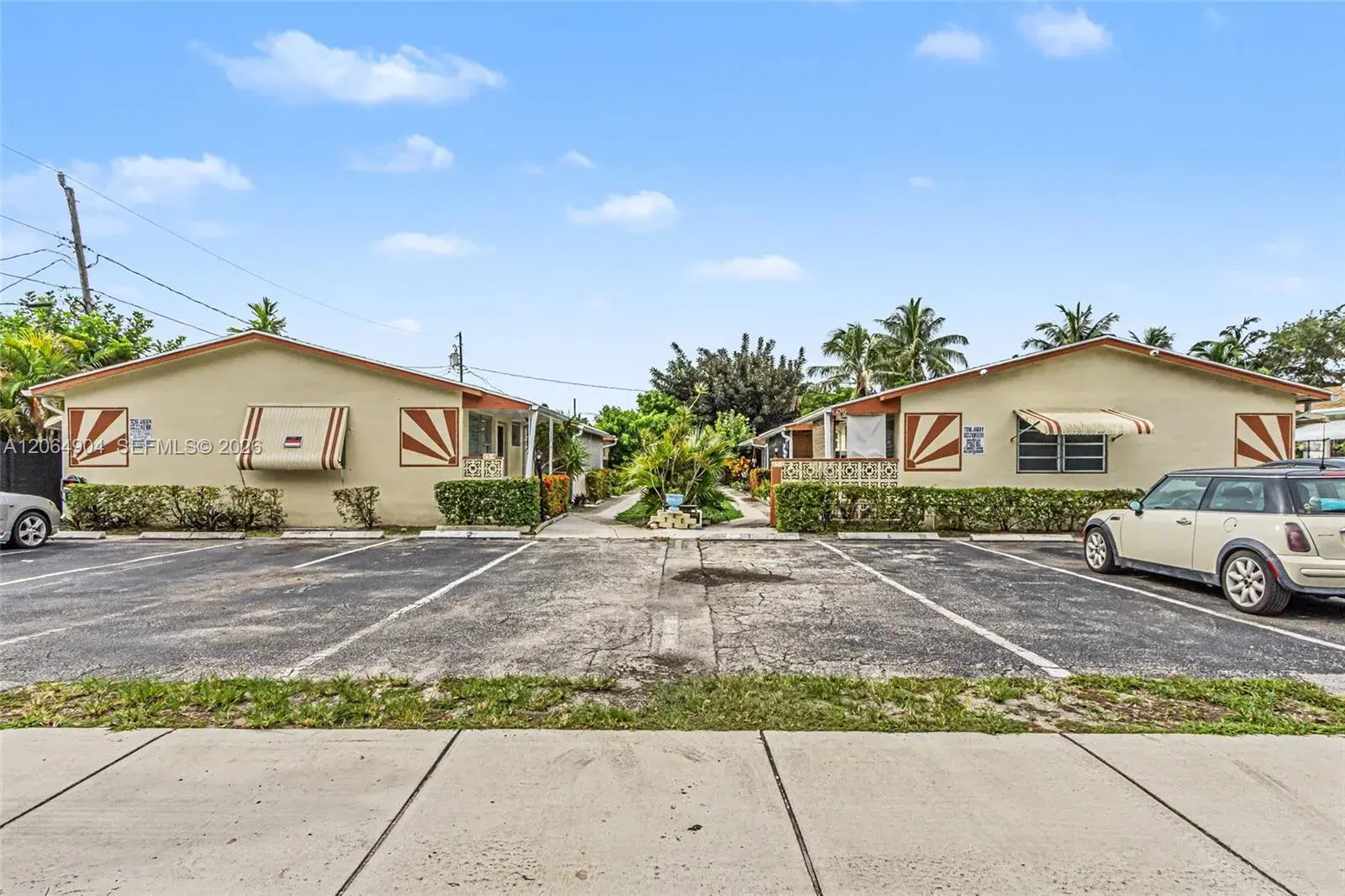 1 bedroom 1 bath Residential for sale at 2516 Hayes St # 10, Hollywood FL 33020