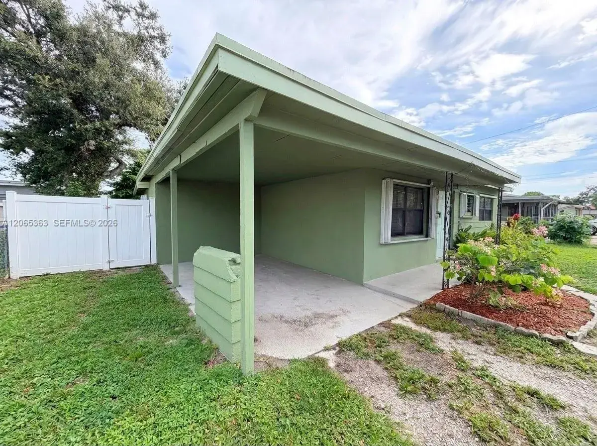 6831 Farragut St, Hollywood FL 33024