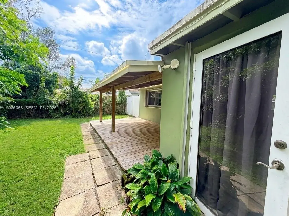 6831 Farragut St, Hollywood FL 33024