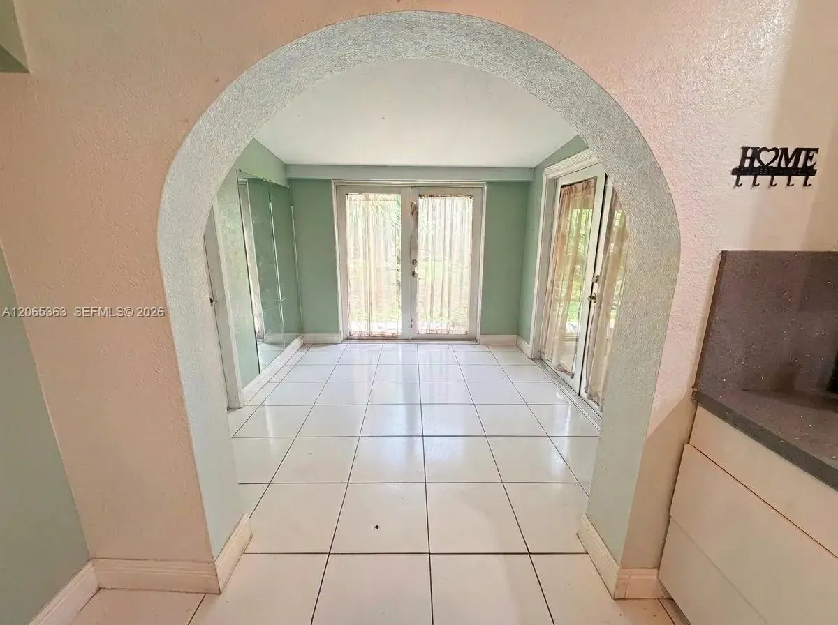 6831 Farragut St, Hollywood FL 33024