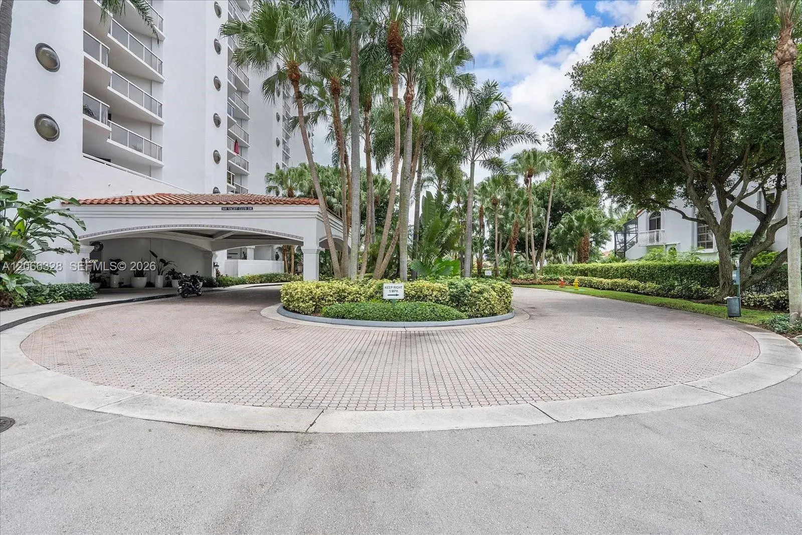2 bedroom 2 bath Residential for sale at 3610 Yacht Club Dr # 1114, Aventura FL 33180