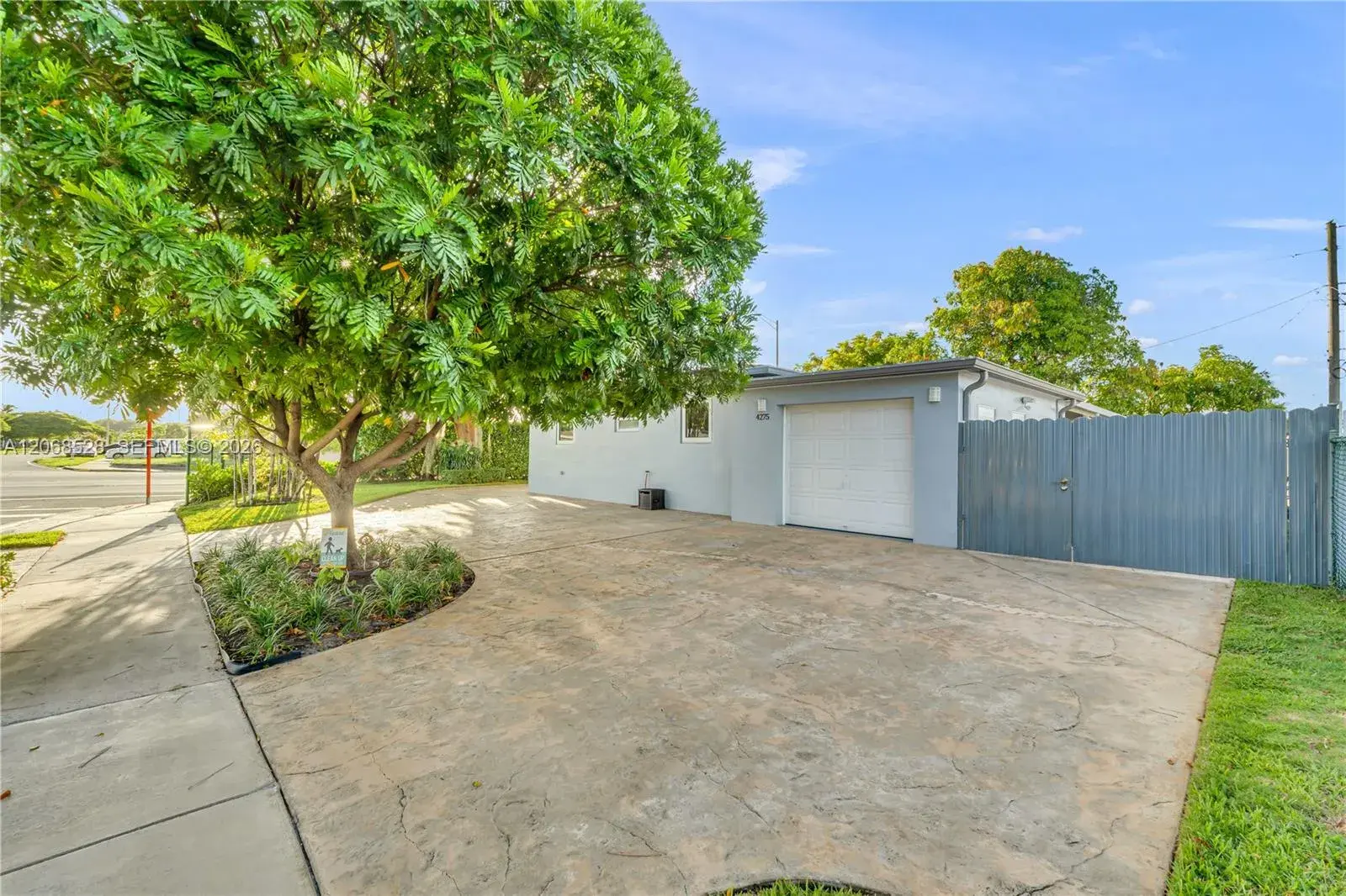 3 bedroom 2 bath Residential for sale at 4275 SW 87th Ave, Miami FL 33165