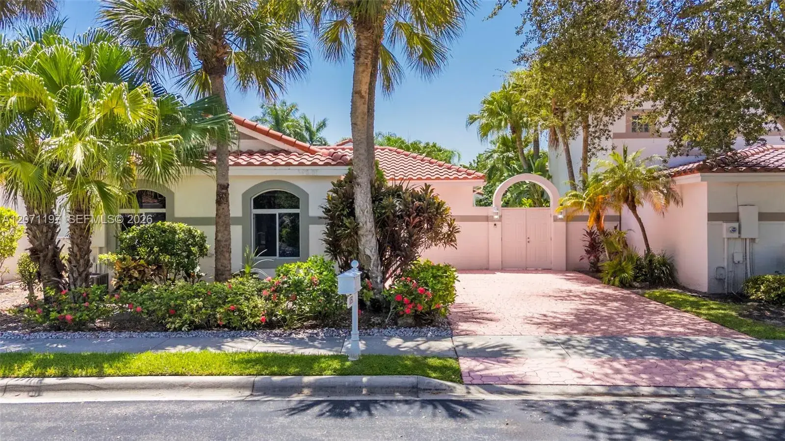3 bedroom 2 bath Residential for sale at 1051 Bel Aire Dr W, Pembroke Pines FL 33027