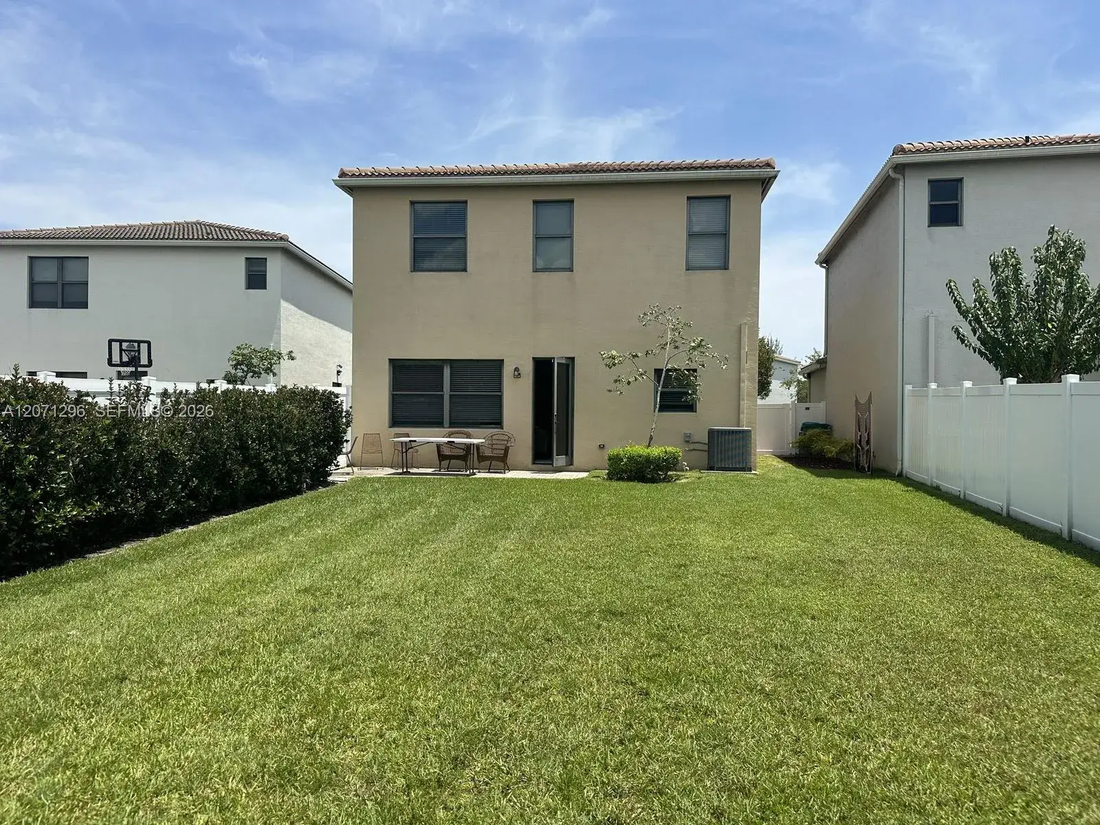 885 NE 191st St, Miami FL 33179