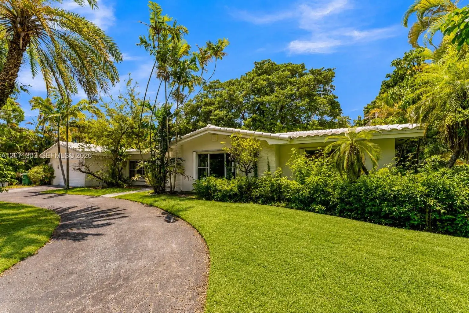 3 bedroom 2 bath Residential for sale at 11890 SW 72nd Pl, Pinecrest FL 33156