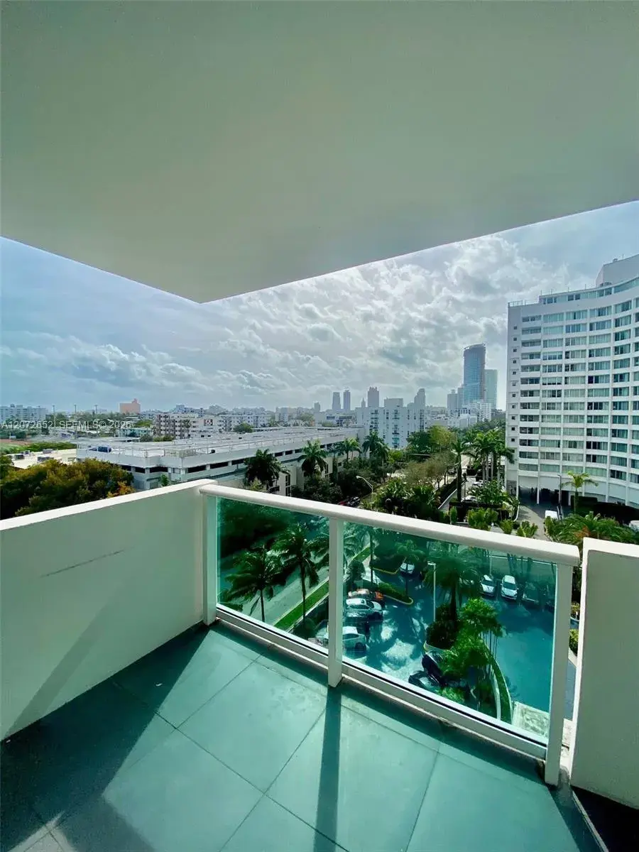1 bedroom 1 bath Residential for sale at 1200 West Ave # 815, Miami Beach FL 33139