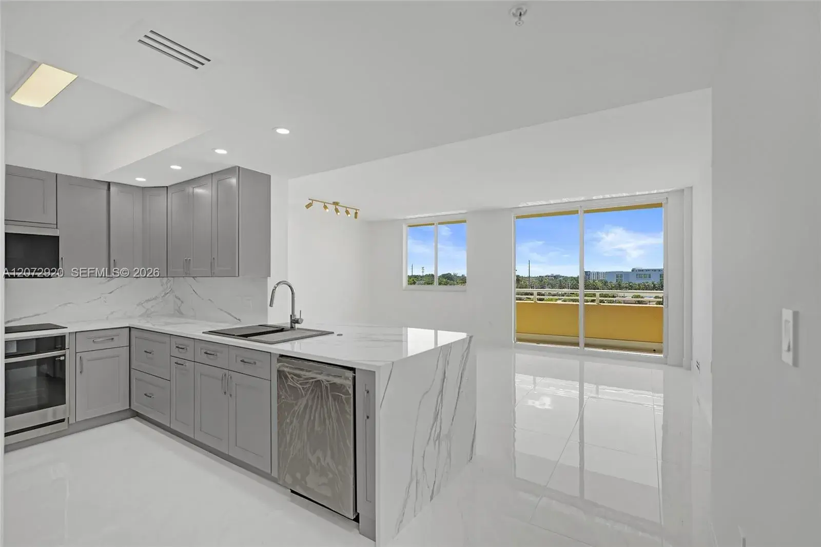 3 bedroom 2 bath Residential for sale at 2775 NE 187th St # 514, Aventura FL 33180