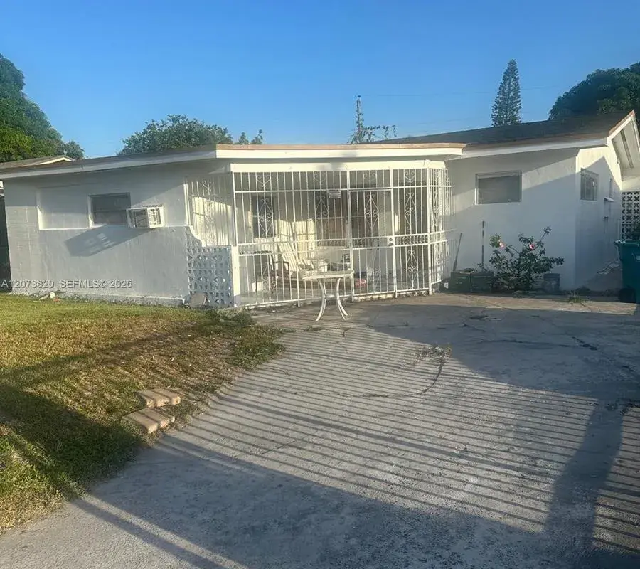 864 NW 116th St, Miami FL 33168