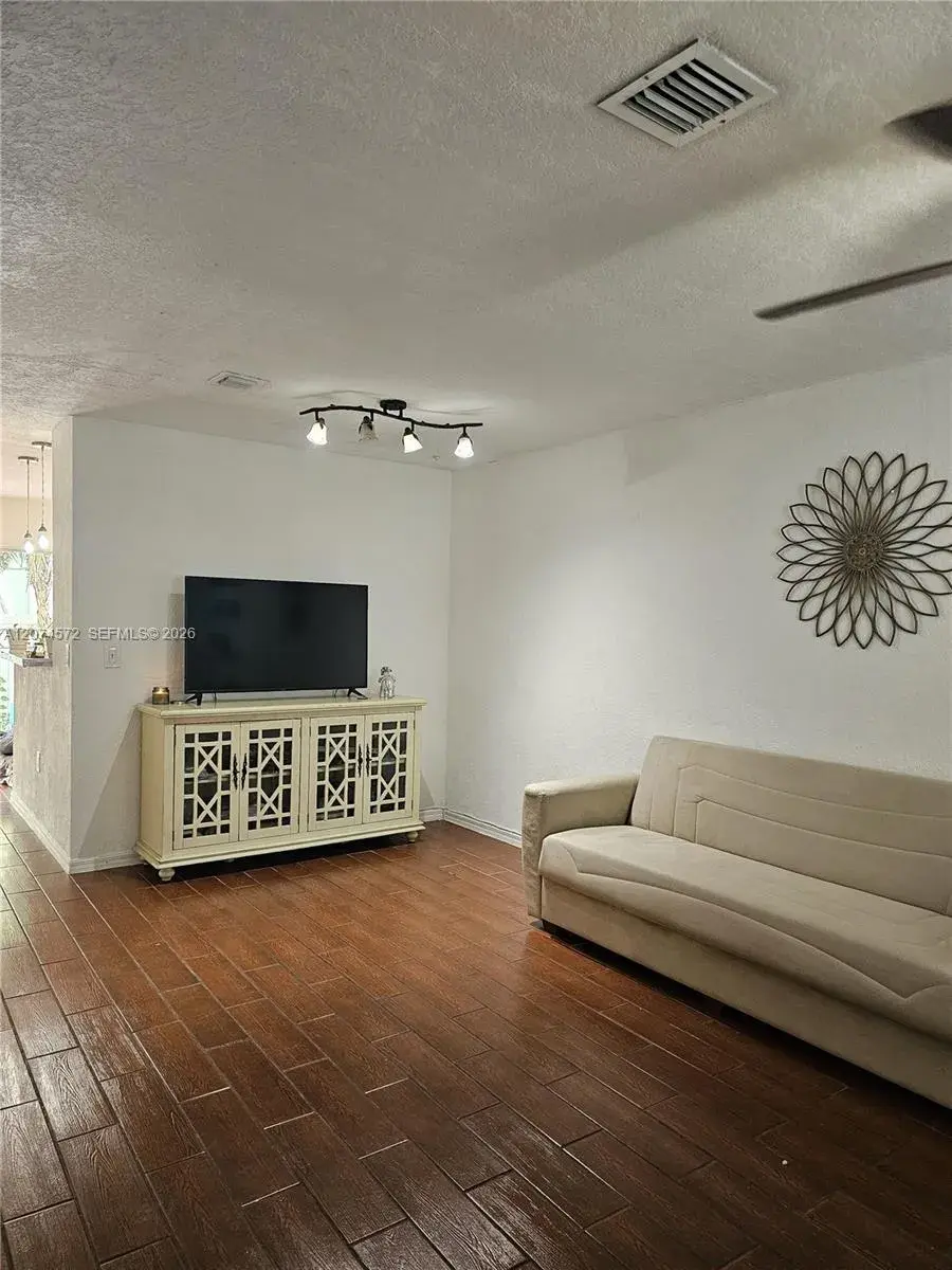 126 Hidden Ct Rd # D, Hollywood FL 33023