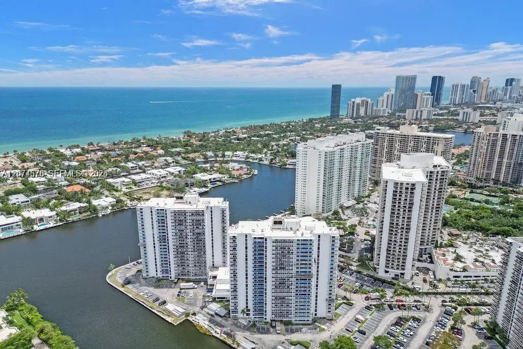 2 bedroom 2 bath Residential Lease for rent at 20505 E Country Club Dr # 938, Aventura FL 33180
