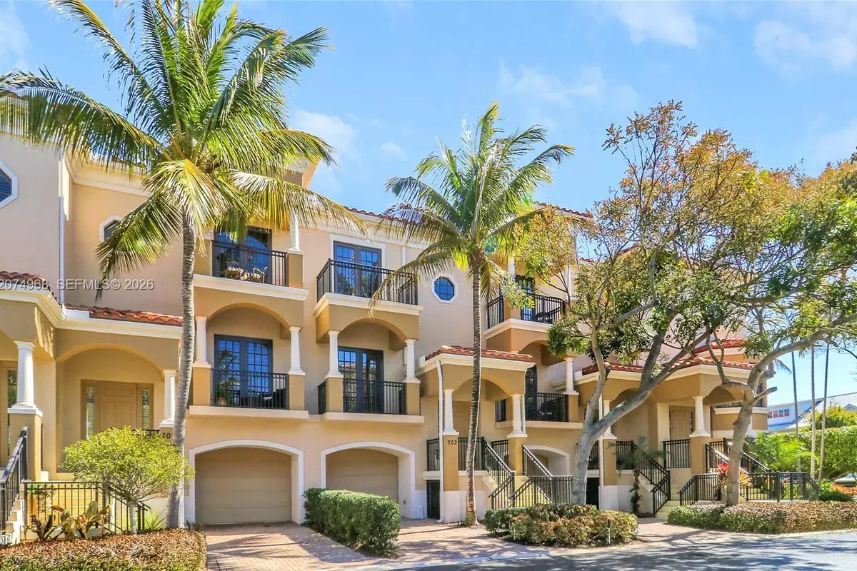703 Del Sol Cir # 703, Tequesta FL 33469