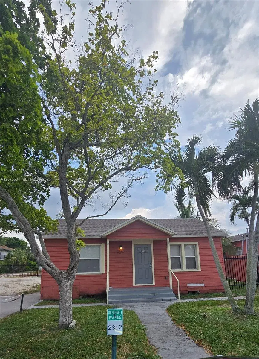 1 bedroom 1 bath Residential Lease for rent at 2312 Madison St # 38, Hollywood FL 33020