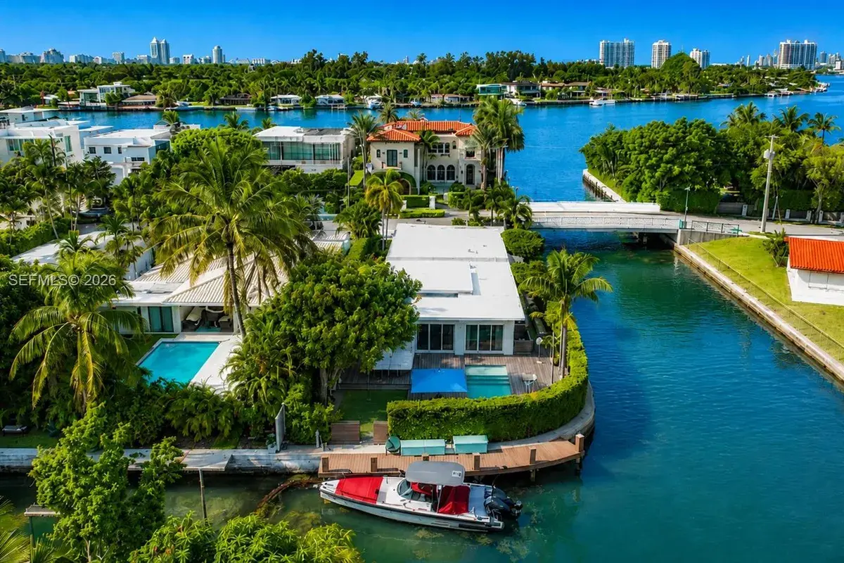 1885 Daytonia Rd, Miami Beach FL 33141