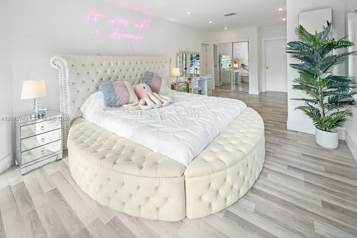 1460 Marseille Dr, Miami Beach FL 33141