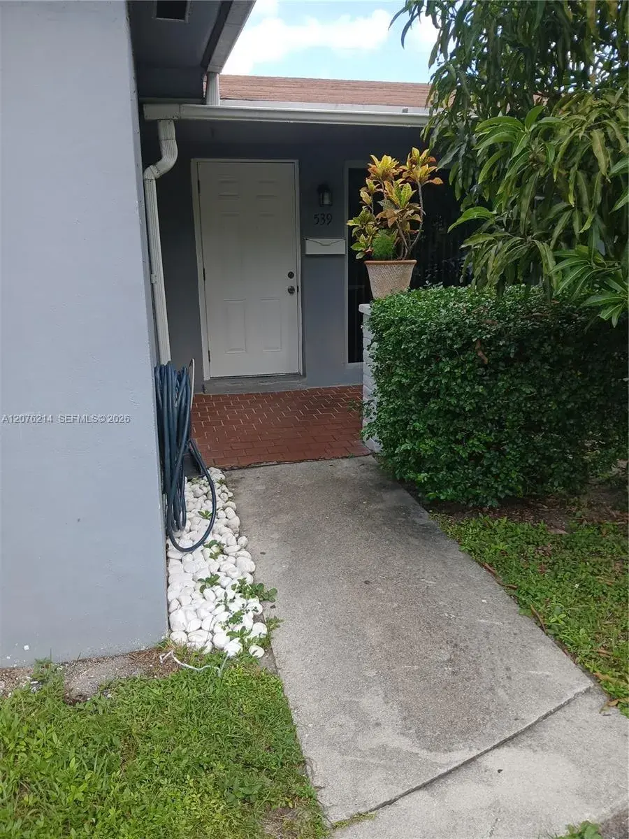 3 bedroom 2 bath Residential Lease for rent at 539 S Rainbow Dr # 539, Hollywood FL 33021