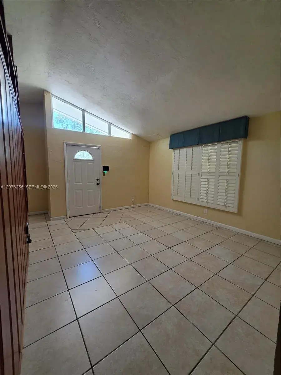 667 W Harbor Dr, St Petersburg FL 33705