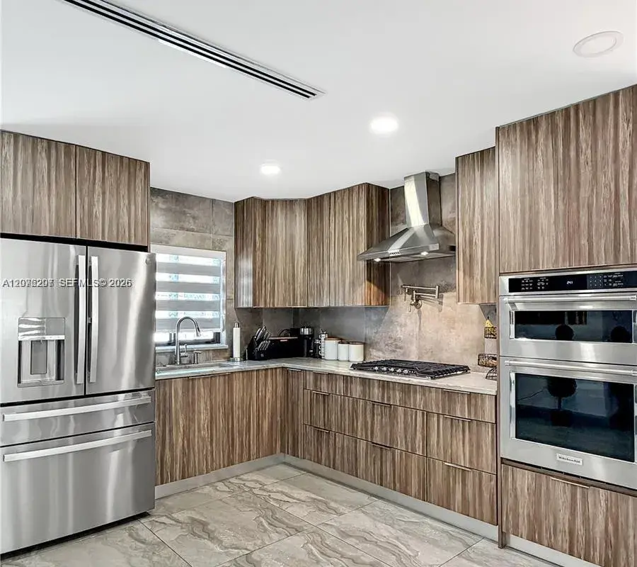 233 W 39th Pl, Hialeah FL 33012